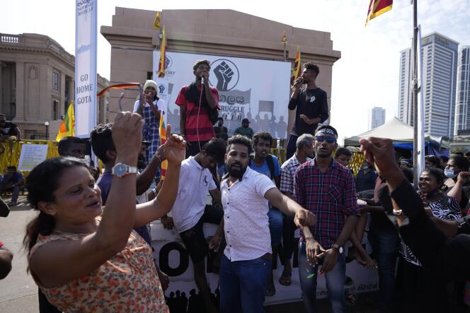Los manifestantes bailan mientras gritan consignas contra el presidente Gotabaya Rajapaksa frente a su oficina en Colombo, Sri Lanka, el miércoles 13 de julio de 2022. 
