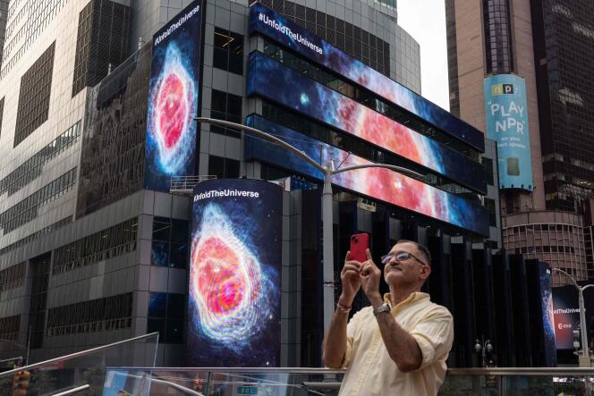 Des images capturées par le télescope spatial James-Webb sont affichées sur des écrans à Times Square (New York), le 12 juillet 2022.