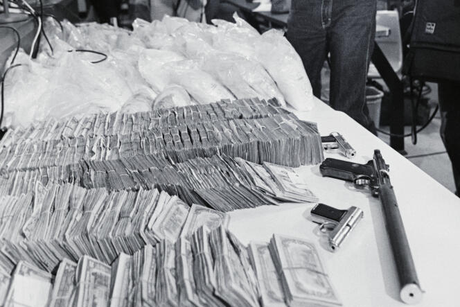 Saisie de 9 kg de cocaïne colombienne et de 402 490 dollars en espèces, le 18 mai 1982, à Los Angeles. 