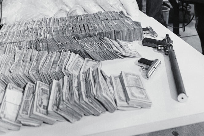 Saisie de 9 kg de cocaïne colombienne et de 402 490 dollars en espèces, à Los Angeles, le 18 mai 1982. 
