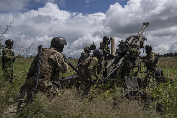 Des militaires préparent un tir sur des positions russes à l’aide d’un obusier M777 fourni par les Etats-Unis, dans l’oblast de Kharkiv, en Ukraine, le 14 juillet 2022.