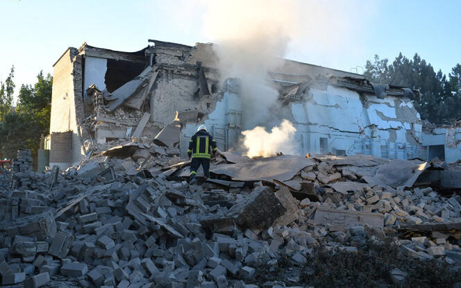 Un secouriste à la recherche de signes de vie après le bombardement d’un bâtiment résidentiel à Bachtanka, près de Mykolaïv. Le 14 juillet 2022.