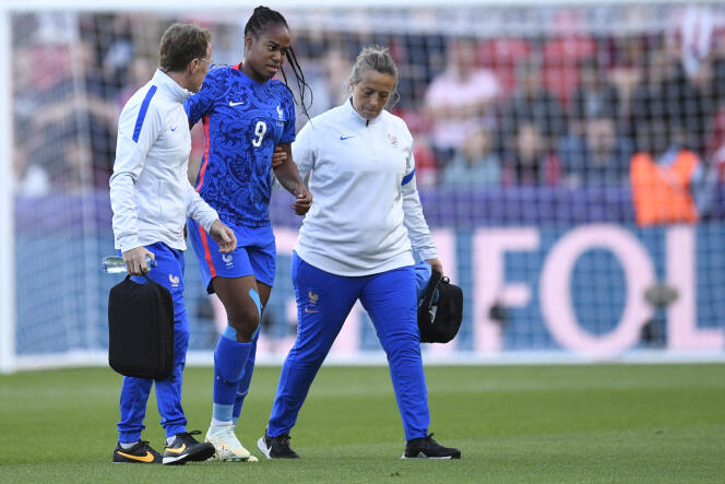 Marie-Antoinette Katoto acompañó durante su salida por lesión, tras los primeros quince minutos del partido entre Francia y Bélgica, el jueves 14 de julio.