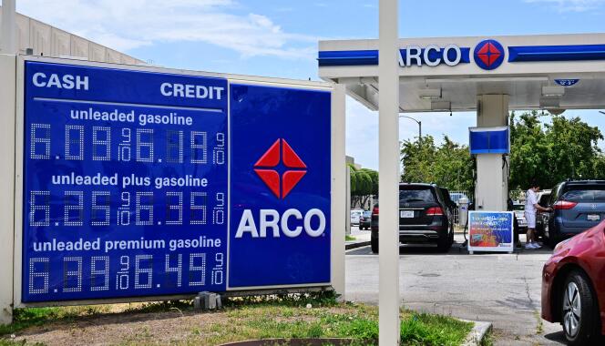 Le prix de l’essence dépasse les 6 dollars par gallon, à Los Angeles, en Californie, le 22 juin 2022. 