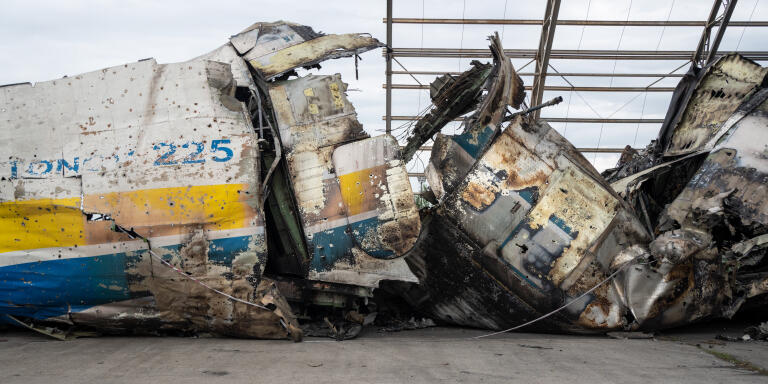 La dépouille de l'avion cargo Antonov 225 (85m de long) gît au milieu des vestiges de l'attaque ukrainienne par drones qui a eu lieu mi-mars et qui a décimée un bataillon tchétchène (membre de l'armée russe) lors d'un défilé militaire. Sur l'aérodrome militaire d'Hostomel (Oblast de Kyiv). Le 11 juillet 2022 à Hostomel.