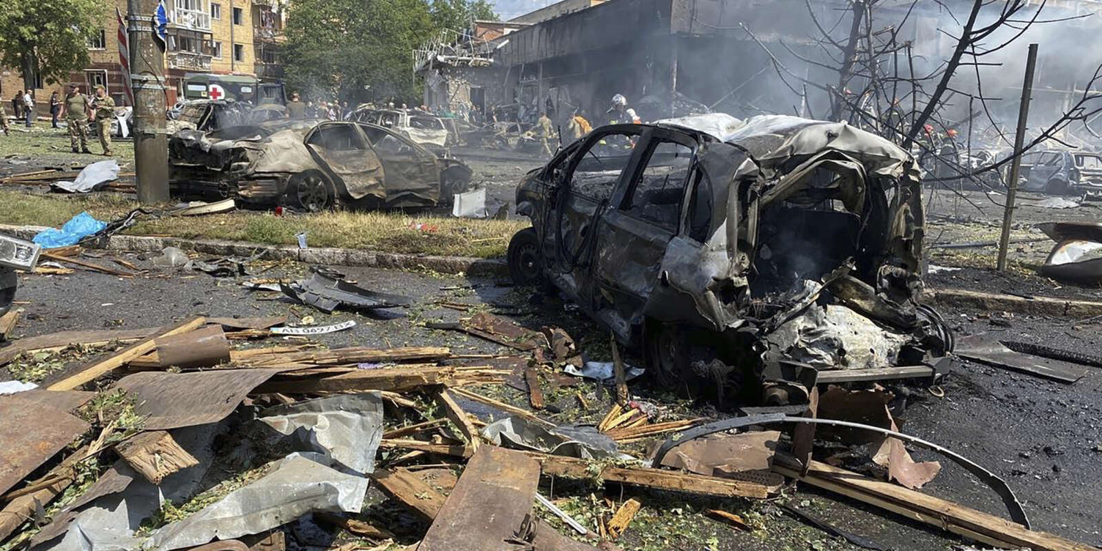 Des dommages après le bombardement à Vinnytsia, en Ukraine, jeudi 14 juillet 2022.