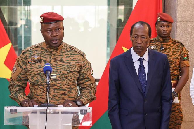 Le lieutenant-colonel Paul-Henri Sandaogo Damiba, chef de la junte au pouvoir au Burkina Faso, et l’ancien président Blaise Compaoré, au palais de Kosyam, à Ouagadougou, le 8 juillet 2022.
