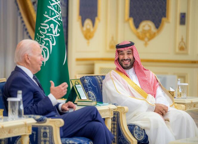 Le président américain Joe Biden et le prince héritier saoudien Mohammed Ben Salman discutent dans le palais royal Al-Salam de Djedda, en Arabie saoudite, le 15 juillet 2022.