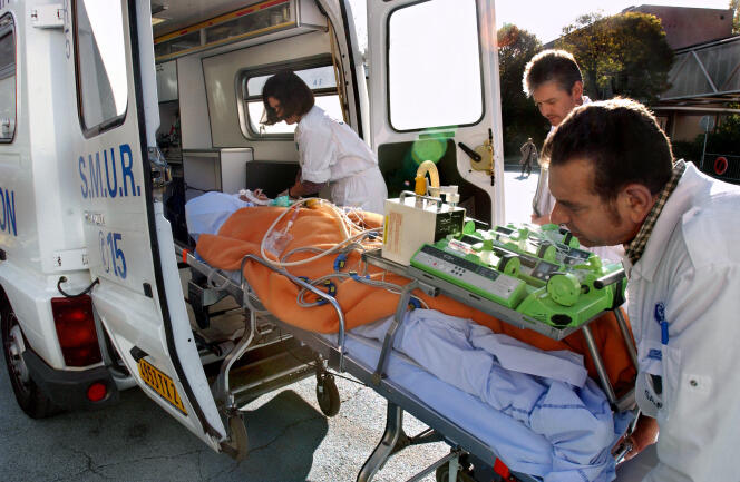 El 20 de noviembre de 2001, un médico, asistido por un ambulatorio y un camillero, trasladó en ambulancia a un paciente de cuidados intensivos al Hospital General de Dijon.