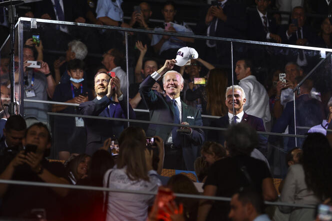 El presidente de los Estados Unidos, Joe Biden, con el primer ministro israelí, Yair Lapid, y el presidente israelí, Isaac Herzog, en la ceremonia de apertura de los Juegos Mundiales Maccabiah en Jerusalén el 14 de julio de 2022. 