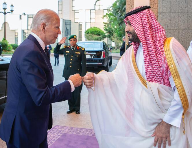 Le président américain Joe Biden et le prince héritier saoudien Mohammed Ben Salman se saluent par un « check » du poing, devant le palais royal de Djedda, en Arabie saoudite, le 15 juillet 2022.