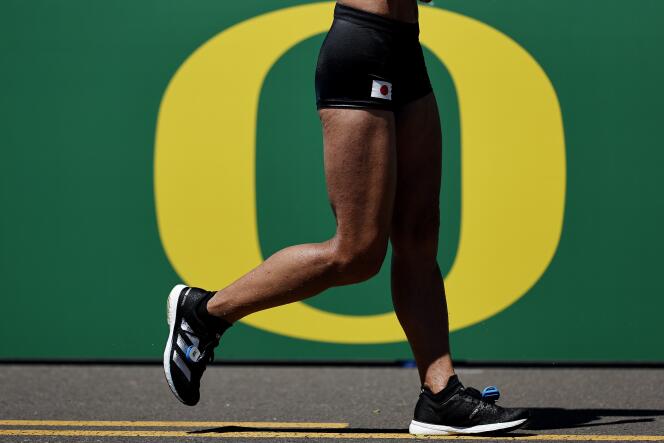 Il logo dell'Università dell'Oregon durante la marcia di 20 km ai Mondiali 2022. 