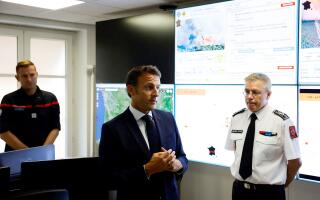 French President Emmanuel Macron (C) attends a meeting on the situation of wildfires in France, at the Centre Operationnel de Gestion Interministerielle des Crises (COGIC - Interdepartmental Crisis Management Operational Center) at the French Interior Ministry in Paris, on July 15, 2022. (Photo by SARAH MEYSSONNIER / POOL / AFP)