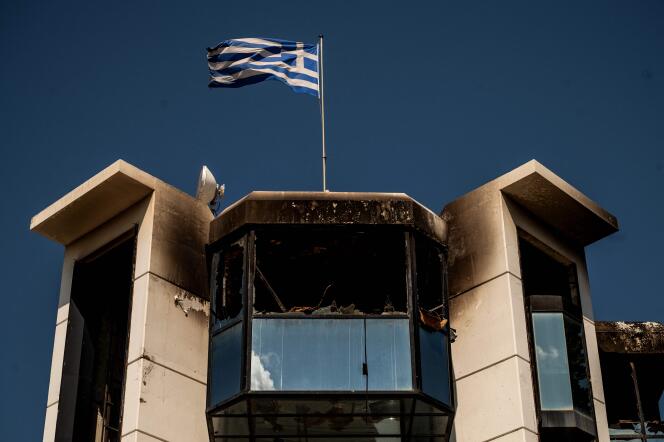 Les installations du groupe de médias grec Real après qu’elles ont été endommagées par des bombes incendiaires, à Athènes, le 13 Juillet 2022. 