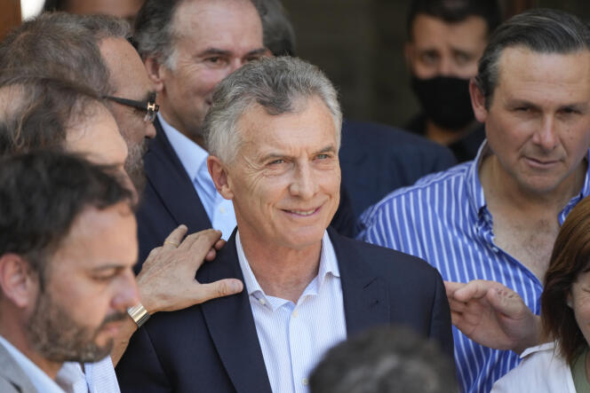 El expresidente argentino Mauricio Macri sale de la corte en Dolores (Argentina), 28 de octubre de 2021.