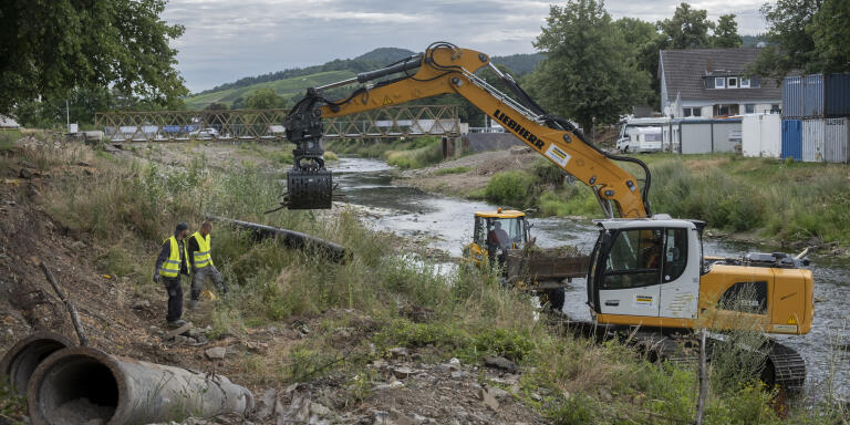 Workers clean the river Ahr on 13.07.2022