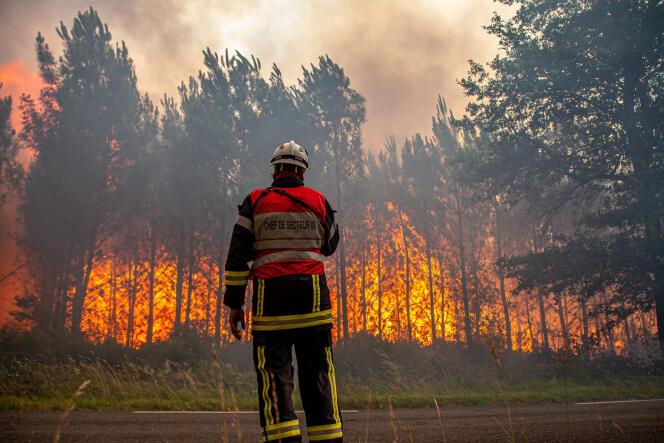 Un bombero frente al incendio en Landiras, Gironda, el sábado 16 de julio de 2022.