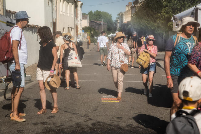 Festivaliers dans le centre du village de Couthures-sur-Garonne, le 16 juillet 2022.