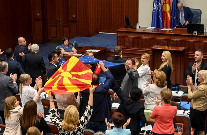 Los legisladores celebran la votación del acuerdo que pone fin a la disputa del país con la vecina Bulgaria, en el parlamento de Skopje, Macedonia del Norte, el 16 de julio de 2022.