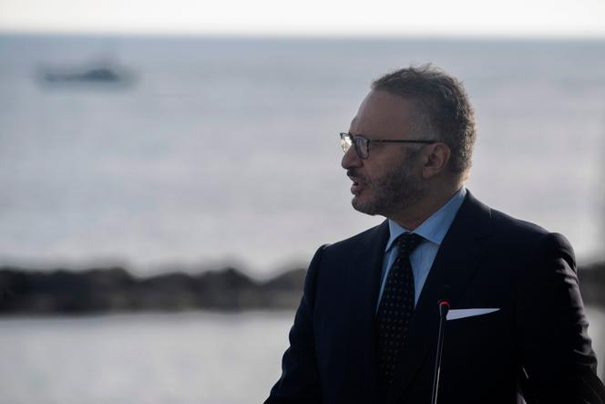 Le conseiller diplomatique du président des Emirats arabes unis, Anwar Gargash, lors d’une conférence de presse à Chypre, le 16 avril 2021.
