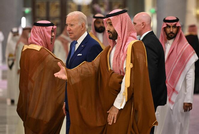 Joe Biden et le prince héritier saoudien Mohammed Ben Salman, au sommet sur la sécurité et le développement à Djedda (Arabie saoudite), le 16 juillet 2022. 