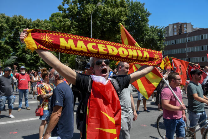 Demonstrasi di depan parlemen Skopje, di mana sebuah kesepakatan dipilih untuk mengakhiri konflik dengan negara tetangga Bulgaria, Sabtu 16 Juli 2022.
