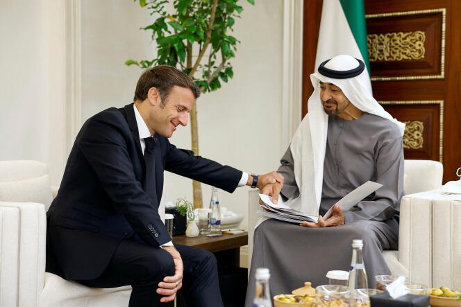 Emmanuel Macron lors de sa première rencontre avec le président nouvellement élu des Emirats arabes unis, Mohammed Ben Zayed, à Abou Dhabi, le 15 mai 2022. 