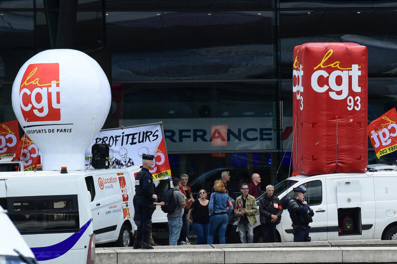 Paris Charles de Gaulle airport employees gather outside a terminal as they stage a strike at Roissy Charles De Gaulle Airport, north of Paris, on July 1, 2022. (Photo by BERTRAND GUAY / AFP)