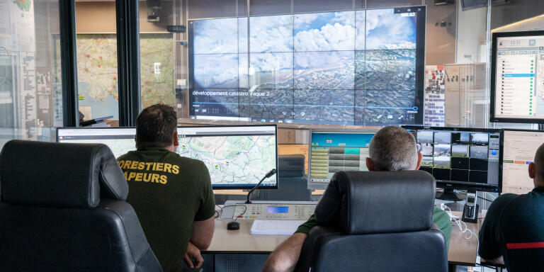 The main room of the SDIS 13 command and rescue center. From here, firefighters can project and watch aerial images in real time during fires. They can have a global vision on the state of progress of the fires and thus establish a precise cartography of the territory. SDIS 13 (Service Départemantale d'incendie et de secours)Marseille 13015, Le 30/06/2022