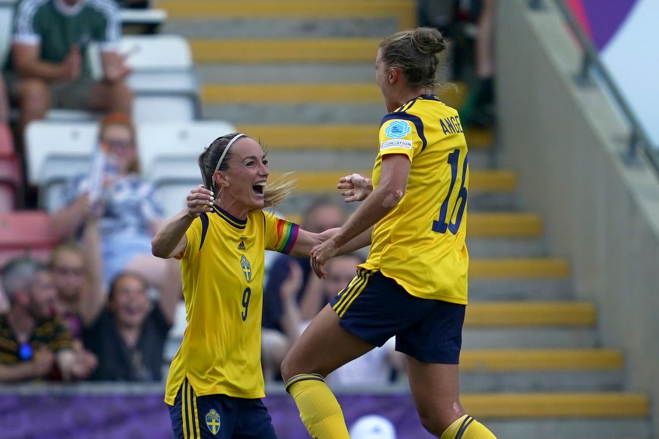 Der Kosovare Aslani (links), der Schwedens zweites Tor beim Sieg über Portugal (5:0) am 17. Juli vorbereitete, feiert mit Philippa Angeldahl, die gerade getroffen hat.