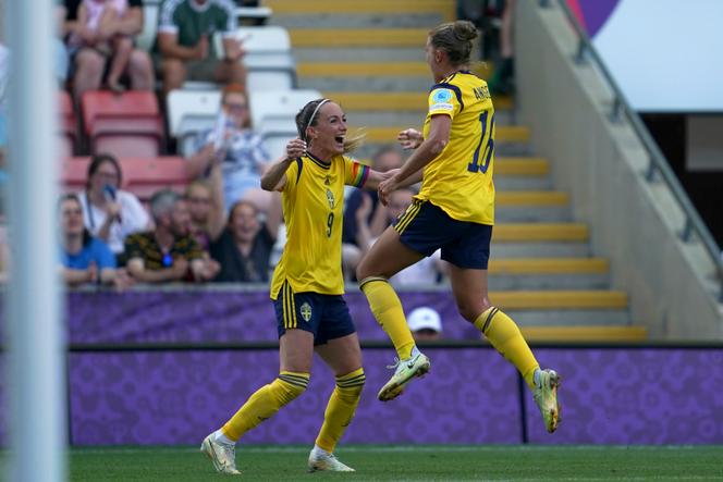 Il centrocampista svedese Filippa Angeldahl (a destra) celebra il suo gol contro il Portogallo (5-0) con il compagno di squadra Kosovare Asllani (a sinistra), il 17 luglio a Manchester.
