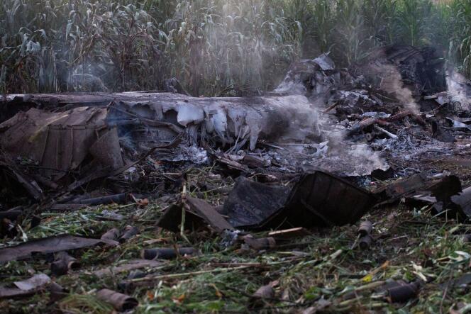 Une partie des débris de l’Antonov An-12BK dans des champs près de Kavala, dans le nord-ouest de la Grèce, dimanche 17 juillet.