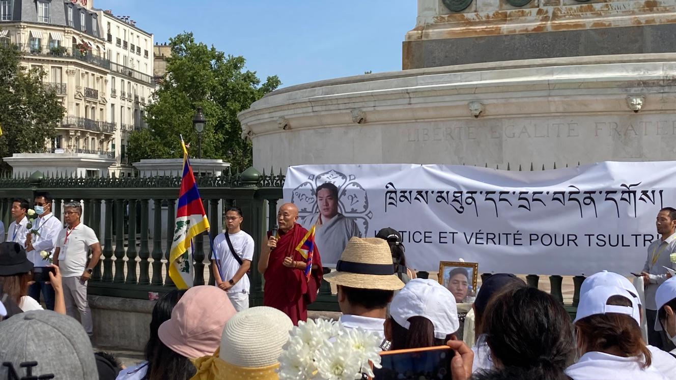 Hommage à Tsultrim Nomjour Tsang, tué le 11 juillet à Saint-Léonard (Seine-Maritime), lors d’une marche blanche, dimanche 17 juillet, place de la Bastille, à Paris.