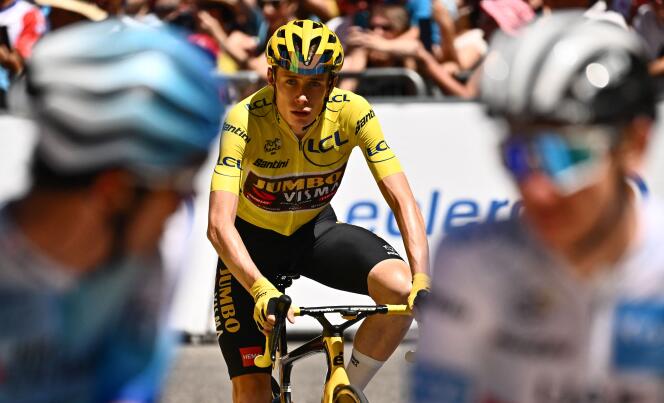 Jonas Vingegaard à l’arrivée de la 15e étape du Tour de France, à Carcassonne, le 17 juillet. 