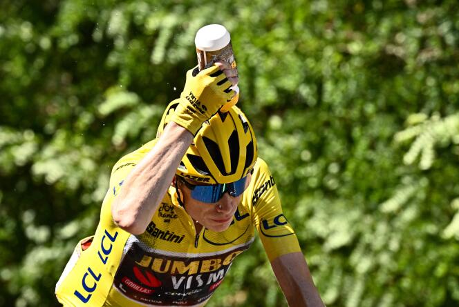 Jumbo-Visma Danish rider Jonas Vingegaard cools down with water as he cycles during the 15th stage of the Tour de France, 202,5 km between Rodez and Carcassonne in southern France, on July 17, 2022.