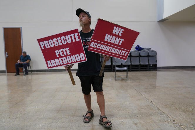 Ein Demonstrant forderte die strafrechtliche Verfolgung des Schulpolizeichefs Pete Arredondo.  17. Juli 2022.