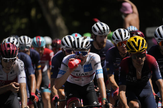 Tadej Pogacar (maillot blanc), lors de l’étape entre Rodez (Aveyron) et Carcassonne (Aude), le 17 juillet 2022.