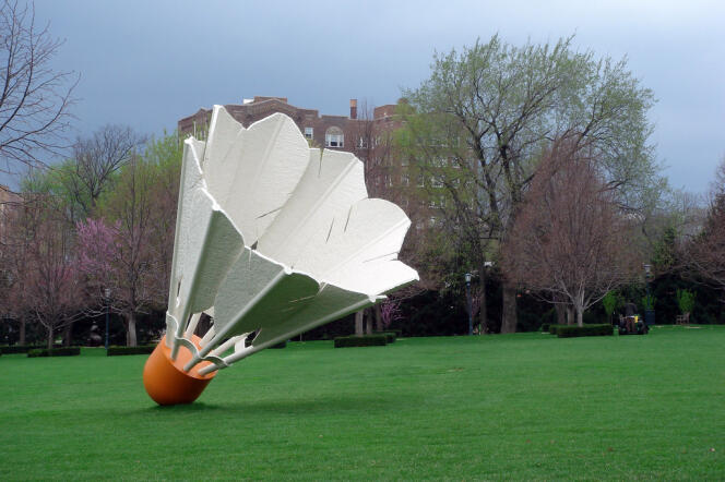 Un volante de bádminton, una obra escultórica de Claes Oldenburg, Kansas City, Missouri, 1994. 