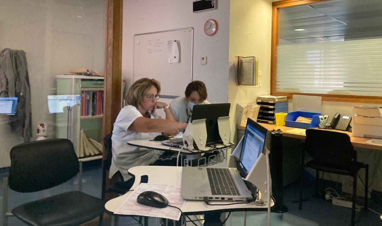 Les docteures Daniele Kaya-Vaur et Elise Carrez, à l’hôpital de Rodez, le 18 juillet 2022. 