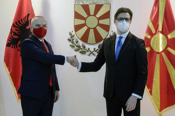 A droite, le président de la Macédoine du Nord Stevo Pendarovski, et Ilir MetaNorth, son homologue albanais à gauche.  A Skopje, le 11 janvier 2022.