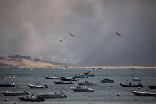 Canadairs survolant l’incendie au pied de la dune du Pilat, depuis les plages de Pyla-sur-Mer en Gironde, le 17 juillet 2022.