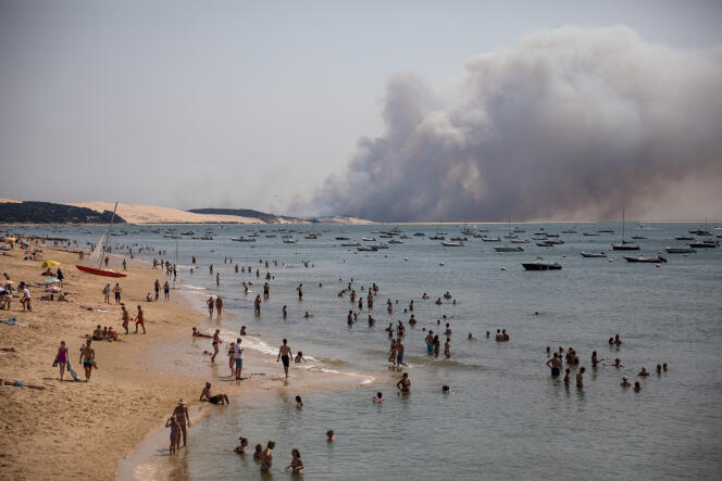 Vues des incendies gigantesques qui ravagent la forêt de La Teste-de-Buch au pied de la dune du Pilat, depuis les plages de Pyla-sur-Mer, en Gironde, le 17 juillet 2022.