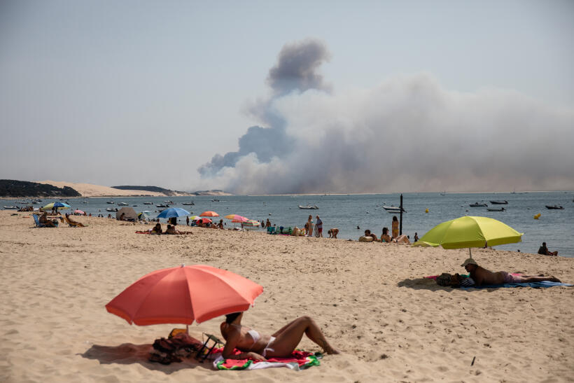 Vue de l’incendie de La-Teste-de-Buch depuis la plage de Pyla-sur-Mer (Gironde), le 17 juillet 2022.