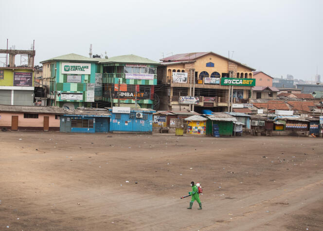 Un agent communal désinfecte l’emplacement d’un marché pendant l’épidémie de Covid-19 à Accra, en mars 2020.
