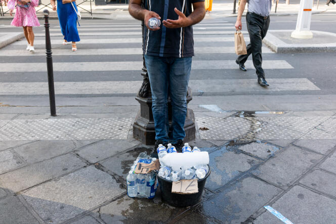 Un vendeur d’eau fraîche, à Paris, le 18 juillet 2022.