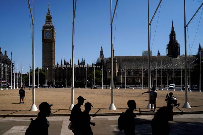 Los peatones caminan a la sombra de Parliament Square en Londres el 18 de julio.