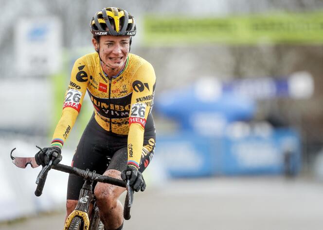 Marianne Vos, victorieuse du championnat des Pays-Bas de cyclo-cross, en janvier 2022.