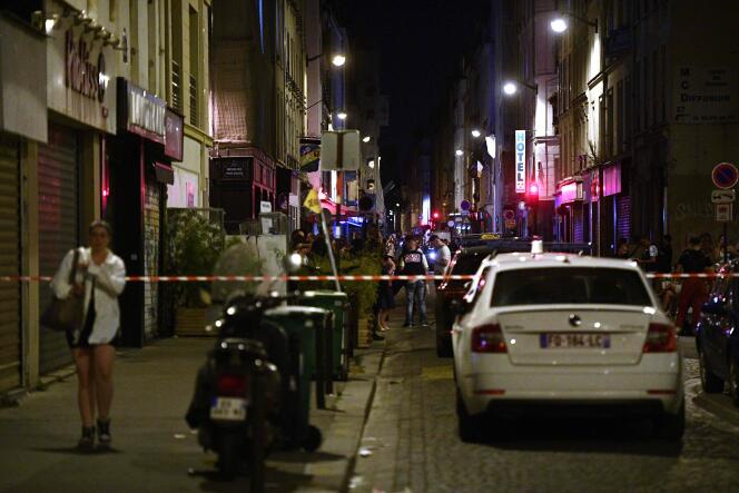 La policía y los bomberos apostados detrás de un cordón de seguridad después de que un hombre armado matara a un individuo durante un tiroteo en un bar de shisha en París el 18 de julio de 2022. 