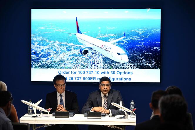 Ihssane Mounir (Boeing) and Mahendra Nair (Delta Airlines) at a press conference in Farnborough, UK, July 18, 2022.