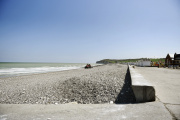 Sur la plage, des digues ont été contruites pour retarder l'avancée de la mer. A Quiberville (Seine-Maritime), le 26 avril 2022.